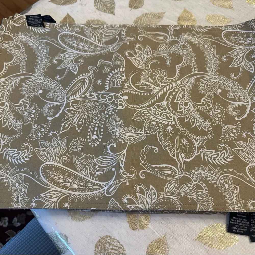 Mercer & Madison home cloth placemats set of six beige & white Paisley design